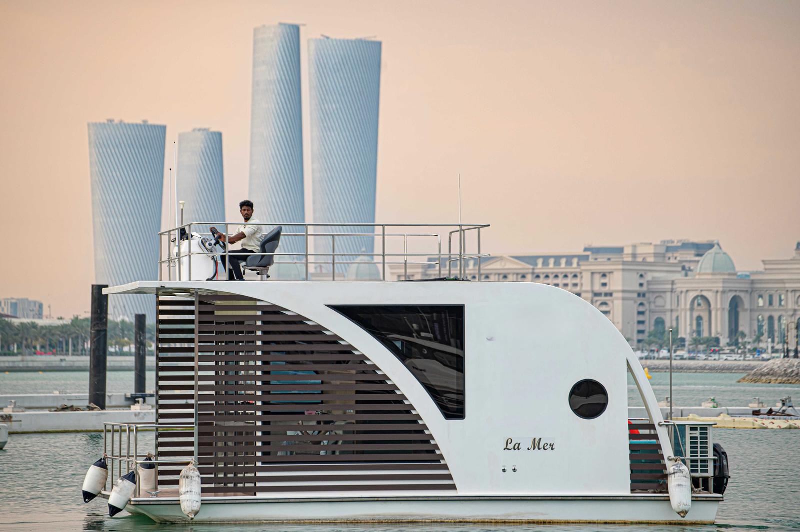La Mer Houseboat — Two-deck houseboat with crew