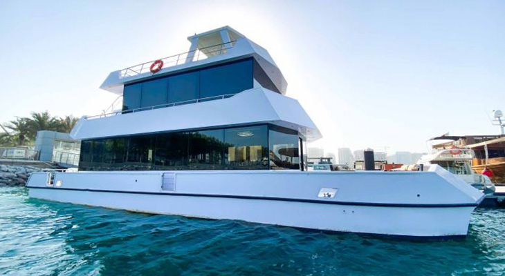 Royal Inn Houseboat — Floating lounge