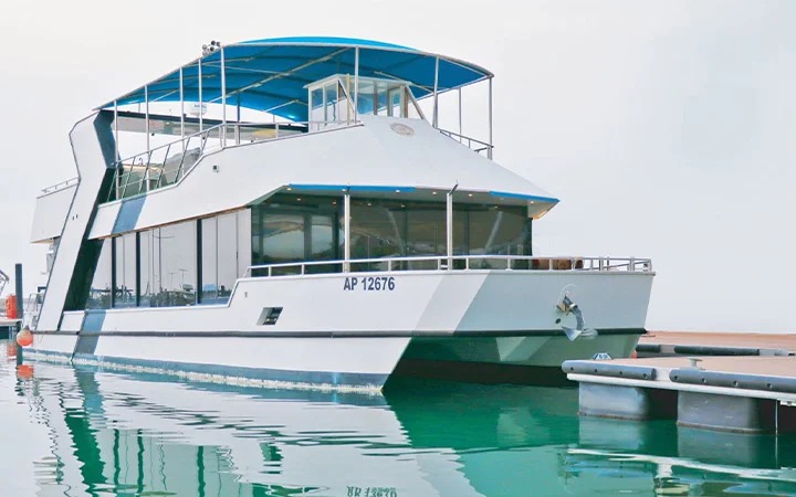 The View Houseboat — Houseboat with rooftop lounge